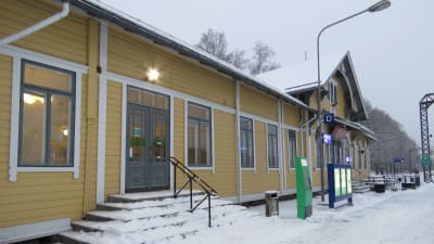 Karis stationshus, gult trähus. Vinter och snö.
