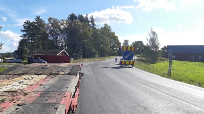 En skylt som visar att man ska stanna och vänta på väg som  asfalteras.