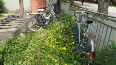 Cyklar parkerade på gård i Åbo