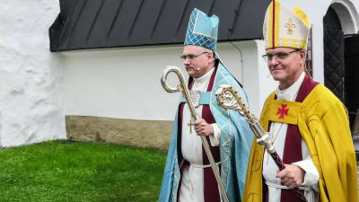 Nyvigd biskop Bo-Göran Åstrand och ärkebiskopen Tapio Luoma
