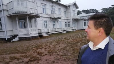 Var det här som mamma träffade Erik Jahns riktiga pappa sommaren 1956? På en balkong på pensionat Bellevue i Hangö?