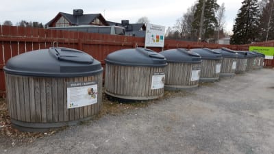 Soptunnor för sortering i Ingå kyrkby.