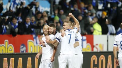 Finland firar mål.