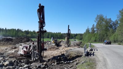 Grävmaskiner på Ingåport som byggs för företagare.