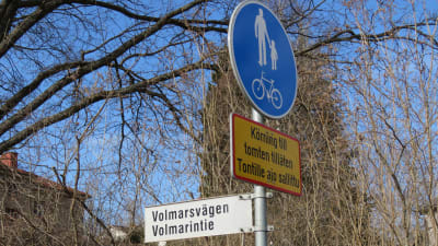 En lyktstolpe med flera skyltar, Volmarsvägen, tillåtet att köra till tomten och gång- och cykelväg. Karis.