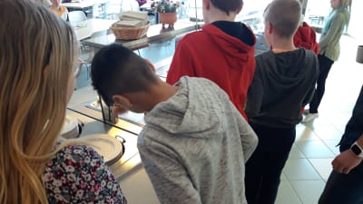 Elever tar mat i skola i Pedersöre.