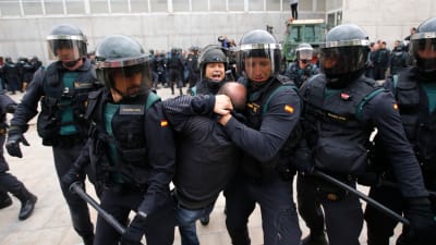 Kravallpolis griper en man utanför en vallokal i Barcelona