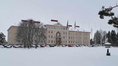 Raseborgs stadshus i vinterskrud på Ekåsenområdet.