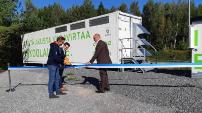 Robert Nyman, Simon-Erik Ollus och Tomi Yli-Kyyny inviger reservbatteriet i Ingå.
