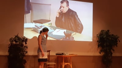 Skådespelarna Emma Kullberg och Stefan Elf pratar i telefon med varandra i pjäsen En mördares manuskript.