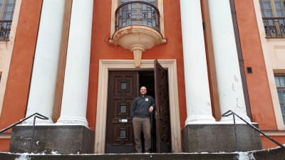 Tomas Jakobsson framför Karleby stadsteater.