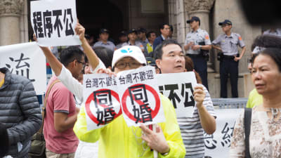 Taiwaneser demonstrerar mot samkönade äktenskap