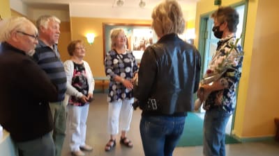 Raija och Hannu Jääskeläinen samt Arja och Kari Rauhala pratar med Annika Grof och Joon Tervakari.