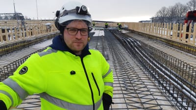 Jussi Tukeva står på järnvägsbron i Karis som håller på att byggas.