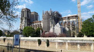 Katedralen Notre Dame de Paris ett år efter branden.