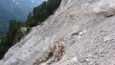 En lavin har förstört en tidigare cykelväg i Slovenien.