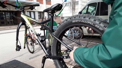 En cykel utan framdäck som håller på repareras.