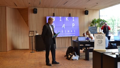 Sveriges ambassadör Anders Ahnlid håller tal för deltagarna wid WikiGap.