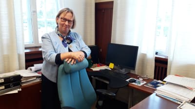 Kristina Stenman poserar i sitt kontor. 