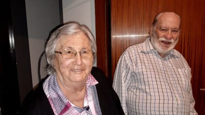 Så fort pensionärerna Jacqueline Minoret och Alain Jacquet öppnat dörren till sin lilla etta, bjuder de på ett glas vatten.
