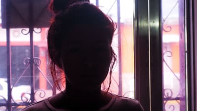 16-åriga Alicias ex-pojkvän smög in i hennes hus när hon var ensam och våldtog henne.
