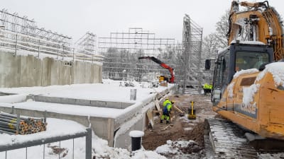 Folk jobbar med grunden på Kyrkfjärdens skola i Ingå.