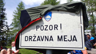 Skylt i Slovenien med texten Pozor! Državna meja, som betyder Se upp! Statsgräns