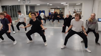 Flickor och pojkar dansar i Hurja Piruetti.