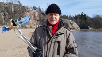 Filmregissören Claes Olsson under Covid-19-tider, den sista veckan i mars 2020 på Lillforsens badstrand vid Vanda å. 