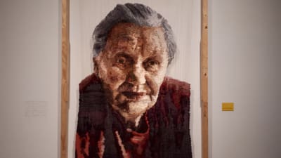 Sanni Weckmans textilporträtt av en gammal kvinna.