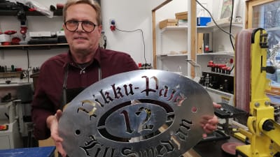 Jimmy Hurmerinta har skylten klar för sin smedja i Hangö.