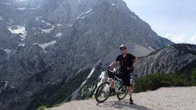 Kaj Arnö cyklar igenom Slovenien. Bergslandskap i bakgrunden.