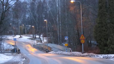 Landsbro i Karis och bron över Svartån. Karisvägen. En grå, fuktig och dimmig morgon i januari.