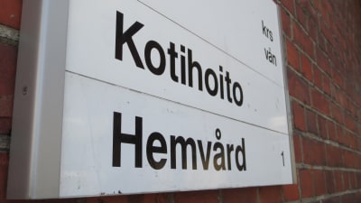 Skylt med texten Kotihoito - Hemvård