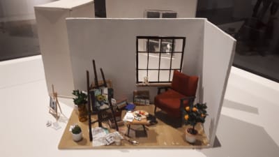 Emmi Katajas miniatyr av ett konstnärsrum.