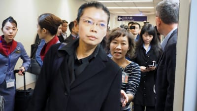 Den taiwanesiska aktivisten Li Ming-ches hustru 27.11.2017 på väg till rättegång i Kina.
