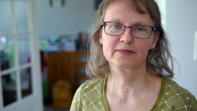 Satirexpert och litteraturprofessor Sari Kivistö vid Tammerfors universitet i serien "Inget att skratta åt"