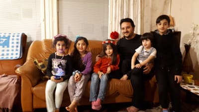 Akram Alzoubi med sina fem barn.