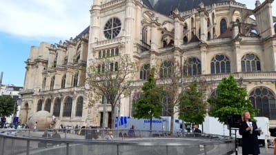 Påskhelgens gudstjänster kunde förstås inte hållas i Notre-Dame. De flyttades till den mindre kända kyrkan Saint-Eustache i kvarteret Hallarna.