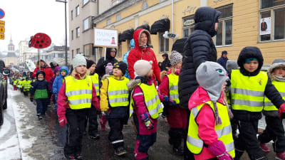 Parad med daghemsbarn i Jakobstad