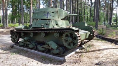 En grön pansdarvagn på Hangö frontmuseum.