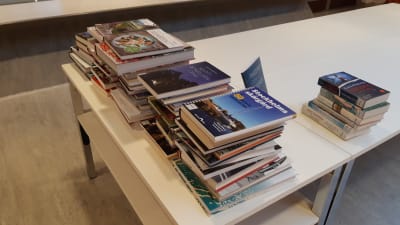 Nya böcker på ett bord i Ekenäs bibliotek.