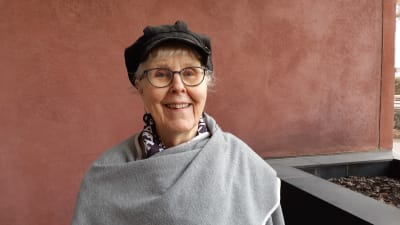 Författaren Birgitta Boucht vid ingången till sitt hem i Folkhälsans hus vid Mannerheimvägen under Covid-19 tider sista veckan i mars 2020.