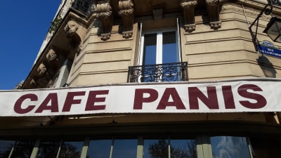 Ett kafé i närheten av Notre-Dame de Paris