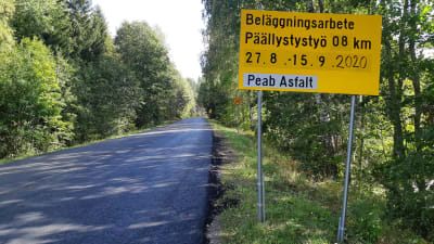 Täktervägen asfalteras. På en skylt står det att det sker mellan den 27.8 och 15.9 2020.