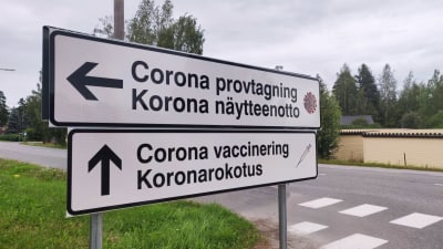Skyltar som det står corona provtagning och corona vaccinering på.