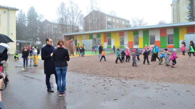 Klasslärare Johanna Berlin talar med prins Daniel på skolgården.