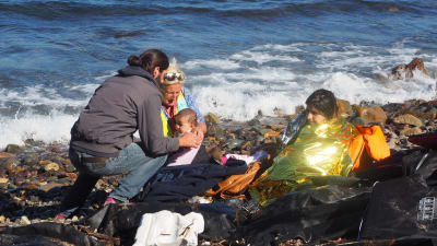 Flyktingar har kommit över till Lesbos med hjälp av smugglare