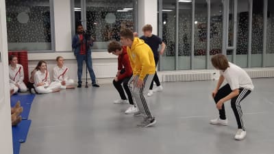 Pojkar dansar i Hurja Piruetti.