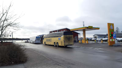 Två bussar vid busstationen i Ingå.